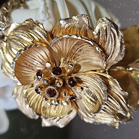 Vintage 1940s Hobe pendant and chain, gold flower with intricate chain. Signed - Picture 4 of 9